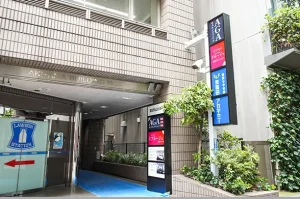 ローソン横のビル入口から5階に上がると東京池袋院です。