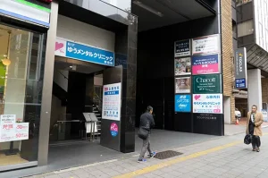 1Fにスギ薬局があるビルの8Fが新宿駅前院です。